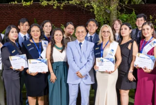 Miembros Activos Retrato De Ceremonia Con Certificados